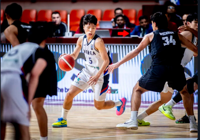 경기에 집중하는 윤지훈(가운데). /사진=FIBA