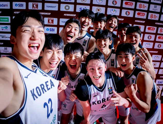 한국 U-18 대표팀. /사진=FIBA