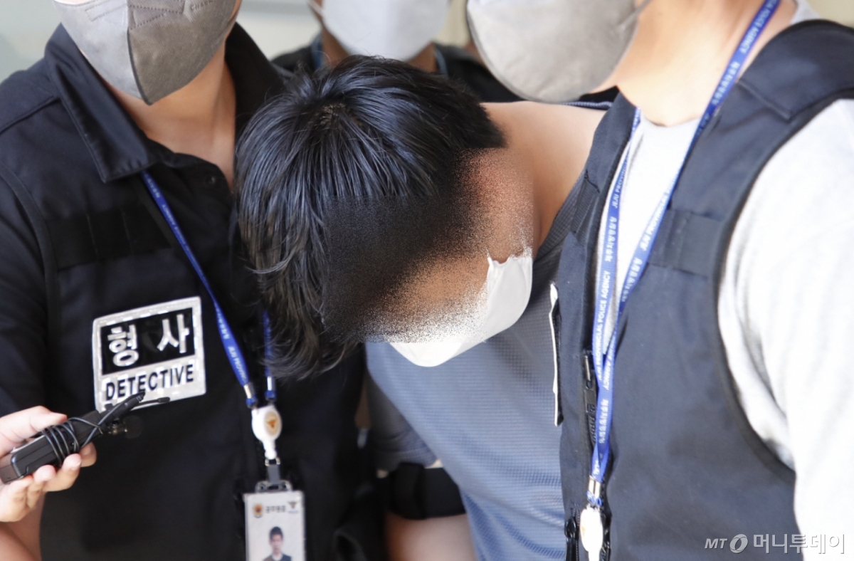 장미란(37)씨 등 실종자 허위 종결 사건으로 직무유기 등 혐의를 받고 있는 제주 서부경찰서 소속 A경장이 24일 오전 제주동부경찰서 유치장에서 제주지법에서 열리는 체포적부심에 출석하기 위해 이동하고 있다. / 사진=뉴시스