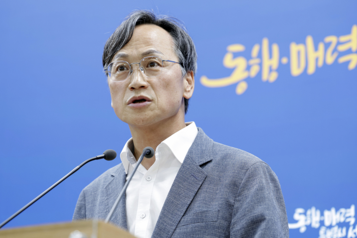 김동구 서울시청 건축기획관 직무대리가 24일 서울 중구 서울시청에서 500세대 이하 자치구 권한이양 관련 서울시 입장문을 발표하고 있다. /사진=뉴시스