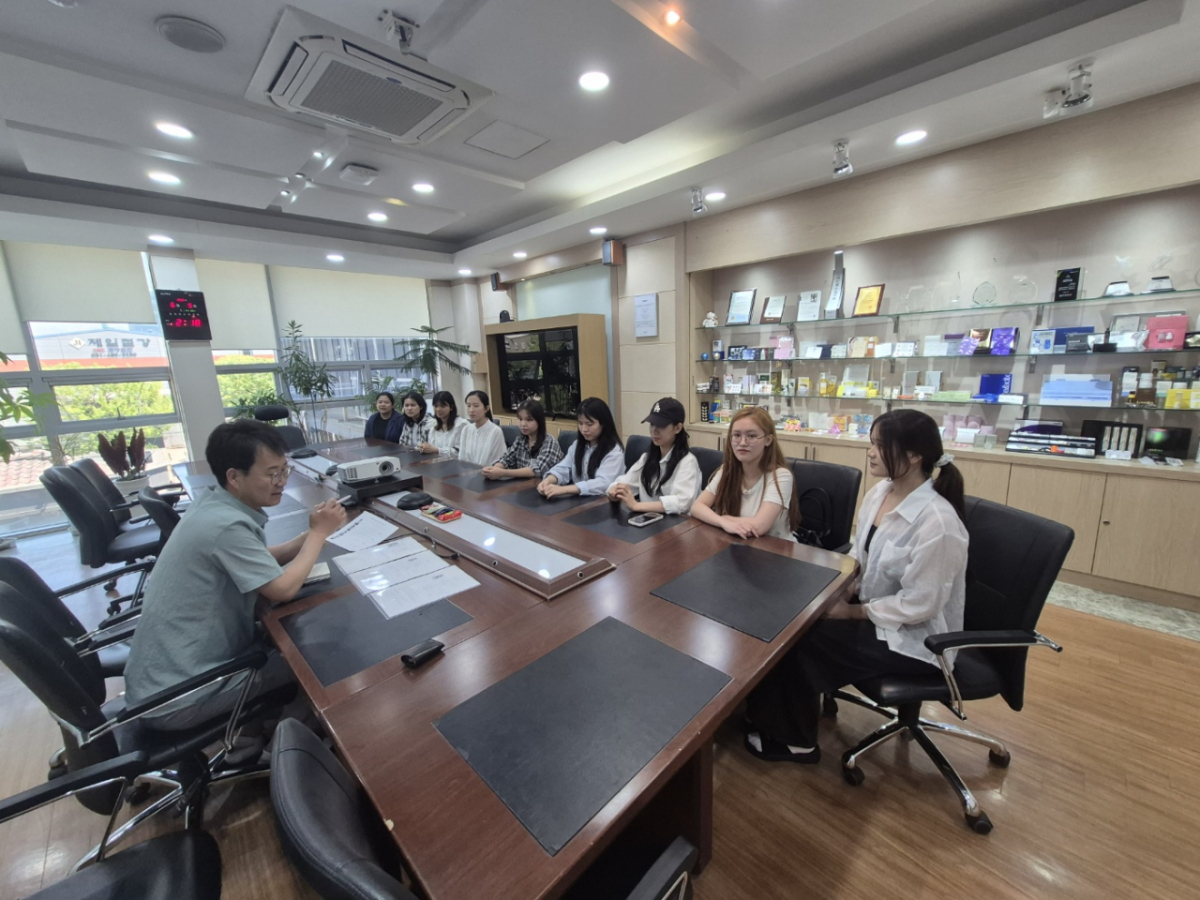 한국공대 외국인 유학생들이 대학의 취업 지원을 통해 기업 관계자와 면접하고 있다. /사진제공=한국공대