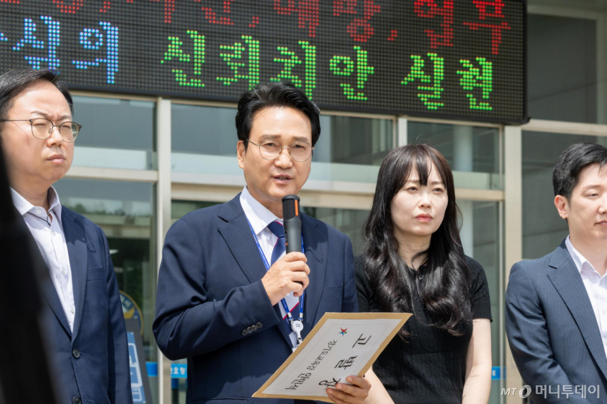 [수원=뉴시스] 안민석 경기도교육감이 10일 부천오정경찰서에서 교육활동 침해 사안 관련 학부모에 대한 고발장 제출에 앞서 입장을 밝히고 있다. 안 교육감은 이날 오전 기자회견을 열어 당초 50명 모집 예정이던 교권보호전담관을 300명으로 확대 선발했다고 발표했다. (사진=경기도교육청 제공) 2026.08.10. photo@newsis.com  *재판매 및 DB 금지 /사진=박종대