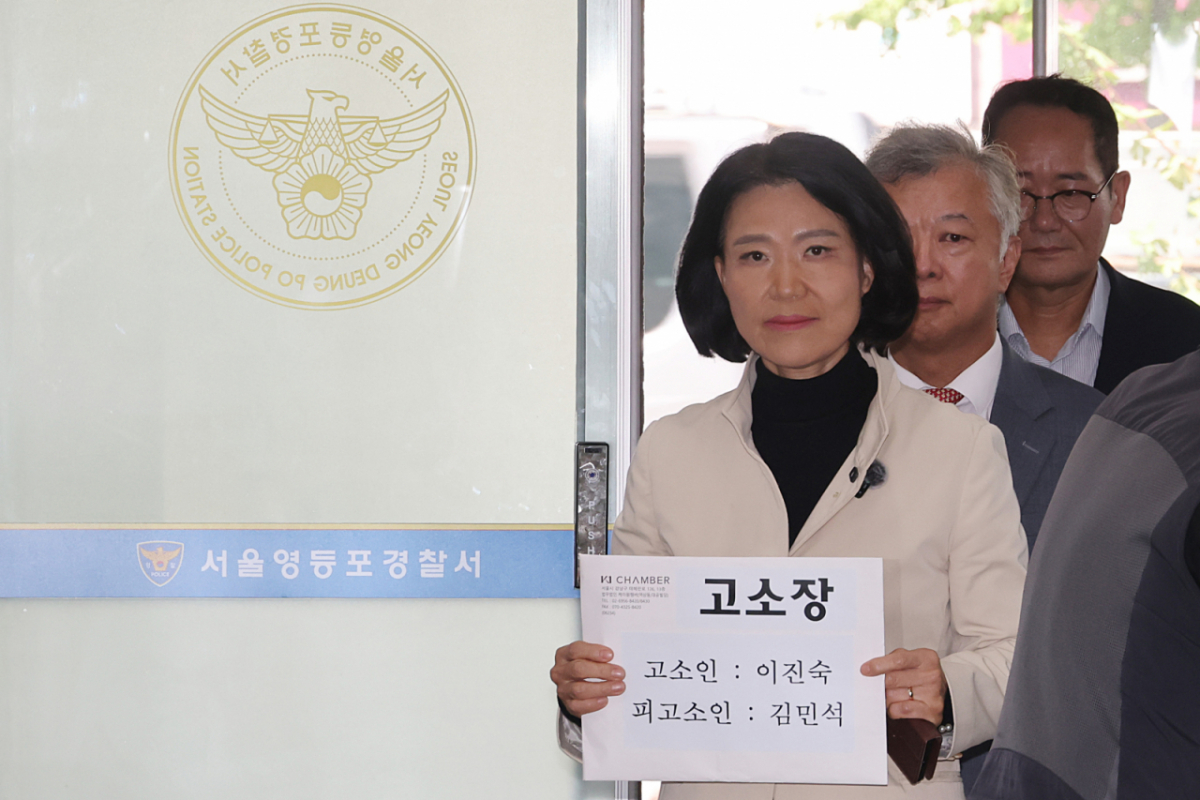 이진숙 국민의힘 의원(당 미디어위원장)이 24일 서울 영등포경찰서에서 자신을 '여자 히틀러'라고 표현한 김민석 더불어민주당 대표를 모욕 혐의로 고소하기 위해 고소장을 들고 민원실로 향하고 있다./사진=뉴스1.