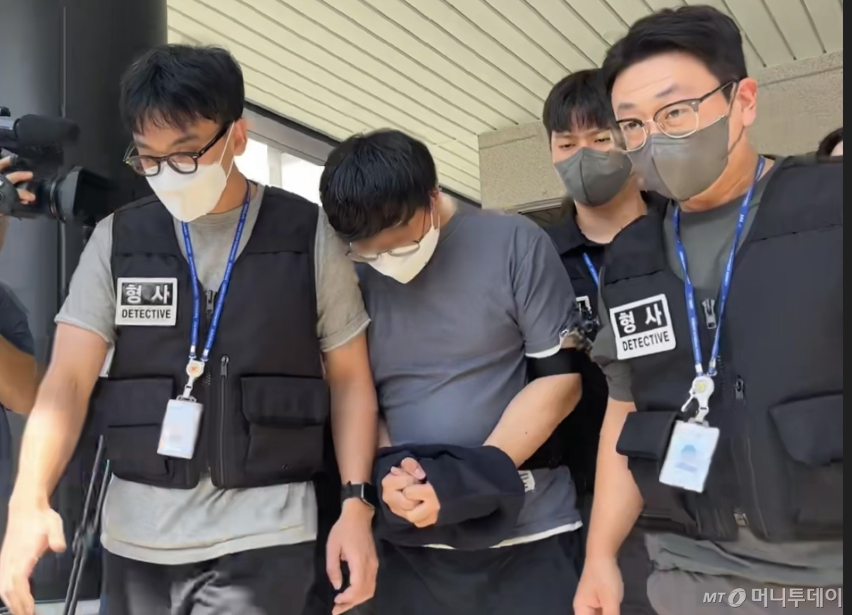 (제주=뉴스1) 홍수영 기자 = 지난 5월 실종된 장미란 씨(37)의 사건을 허위 종결한 혐의로 긴급체포된 A 경장이 24일 제주지방법원에서 체포적부심 심사를 받고 나오고 있다.2026.8.24/뉴스1  Copyright © 뉴스1. All rights reserved. 무단 전재 및 재배포,  AI학습 이용 금지. /사진=(제주=뉴스1) 홍수영 기자