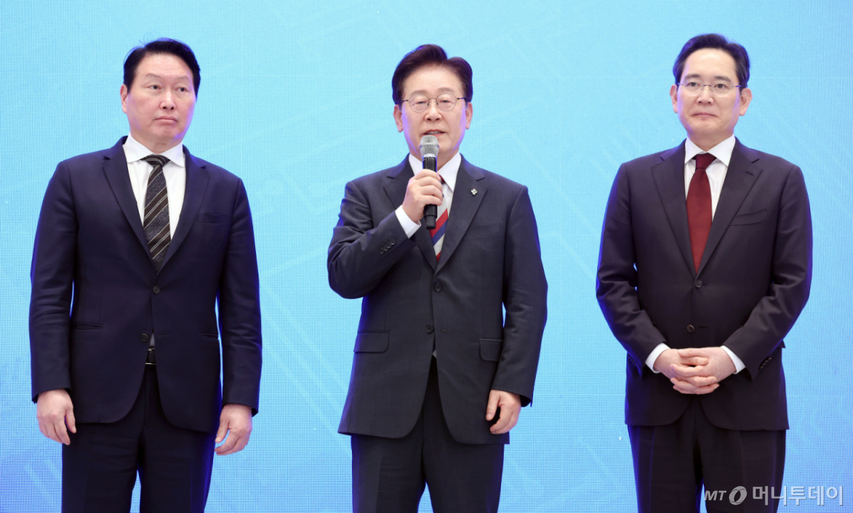 [서울=뉴시스] 조성봉 기자 = 이재명 대통령이 29일 청와대 영빈관에서 열린 ‘대한민국 대도약 3대 메가프로젝트 국민보고회’에서 이재용(오른쪽) 삼성전자 회장, 최태원 SK 회장의 투자 계획 발표를 들은 뒤 발언하고 있다. 2026.06.29. suncho21@newsis.com /사진=조성봉