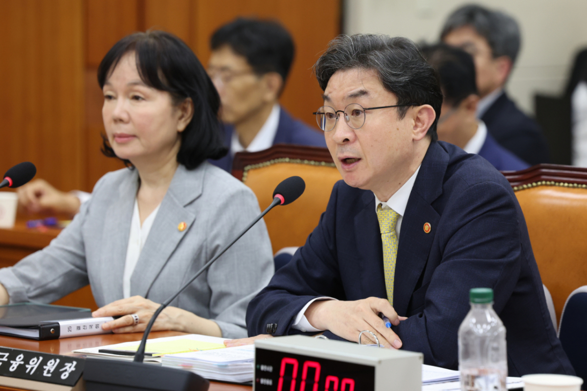 이억원 금융위원장이 24일 오후 서울 여의도 국회에서 열린 정무위원회 전체회의에서 의원 질의에 답하고 있다. /사진=뉴스1