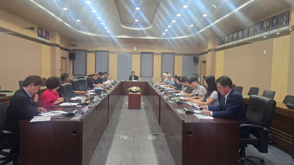 지난 21일 평택시의회에 지역구 의원, 비대위, 시 집행부가 모여 오성·청북 레미콘공장 건립 저지를 위한 항소 대응 방안을 논의했다./사진제공=비대위