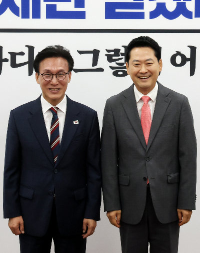 (서울=뉴스1) 황기선 기자 = 김민석 더불어민주당 대표(왼쪽)가 24일 서울 여의도 국회에서 장동혁 국민의힘 대표를 예방, 기념촬영을 하고 있다. 2026.8.24/뉴스1 Copyright © 뉴스1. All rights reserved. 무단 전재 및 재배포, AI학습 이용 금지. /사진=(서울=뉴스1) 황기선 기자