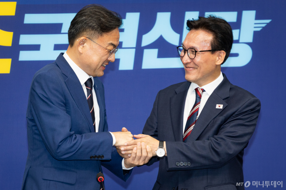 (서울=뉴스1) 유승관 기자 = 김민석 더불어민주당 대표가 24일 서울 여의도 국회에서 신장식 조국혁신당 대표를 예방, 손을 맞잡고 있다. 2026.8.24/뉴스1 Copyright © 뉴스1. All rights reserved. 무단 전재 및 재배포, AI학습 이용 금지. /사진=(서울=뉴스1) 유승관 기자