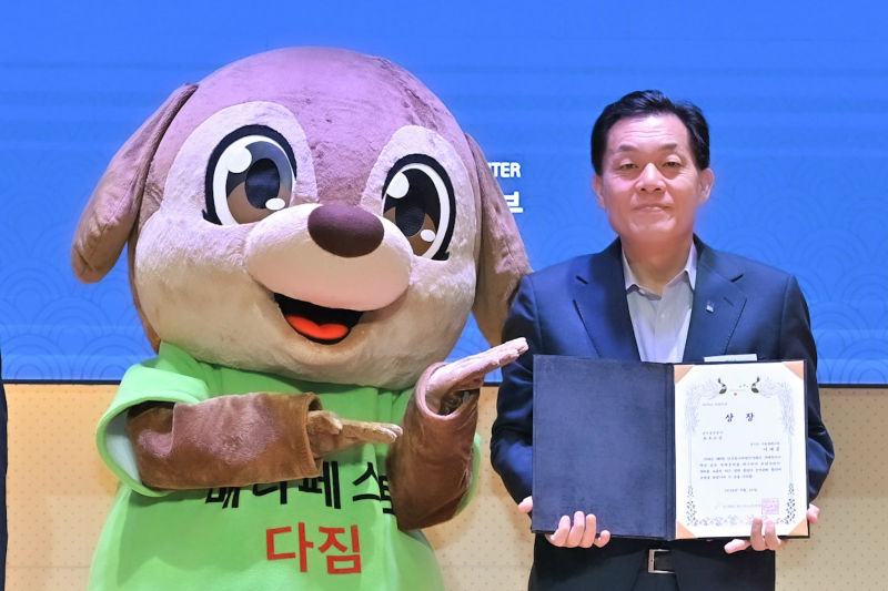 이재준 수원시장이 제18회 2026 매니페스토 약속대상' 선거공보 분야 최우수상을 수상하며 기념촬영을 하고 있다./사진제공=수원시