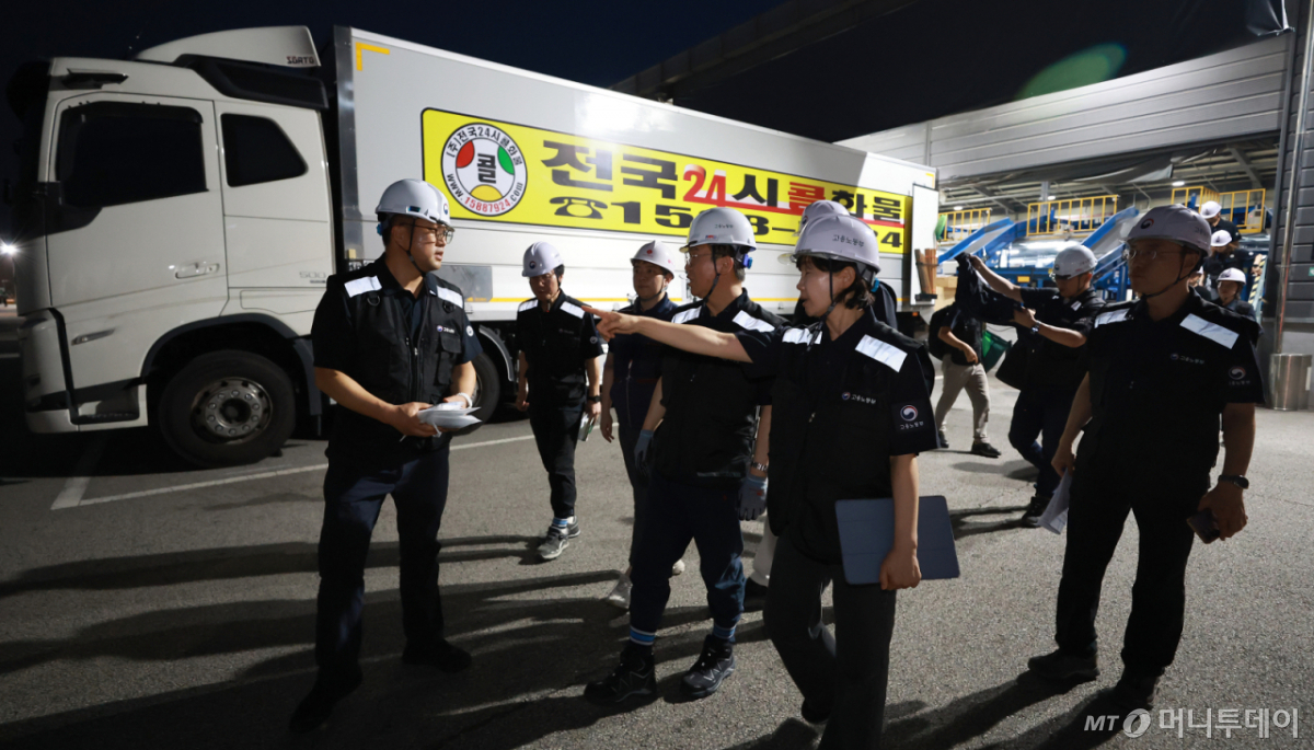 김영훈 고용노동부 장관이 지난 7월31일 경기도 파주시의 한 택배 물류센터를 불시 방문해 폭염안전 5대 기본수칙 현장 이행 실태 점검을 하고 있다./사진=뉴시스
