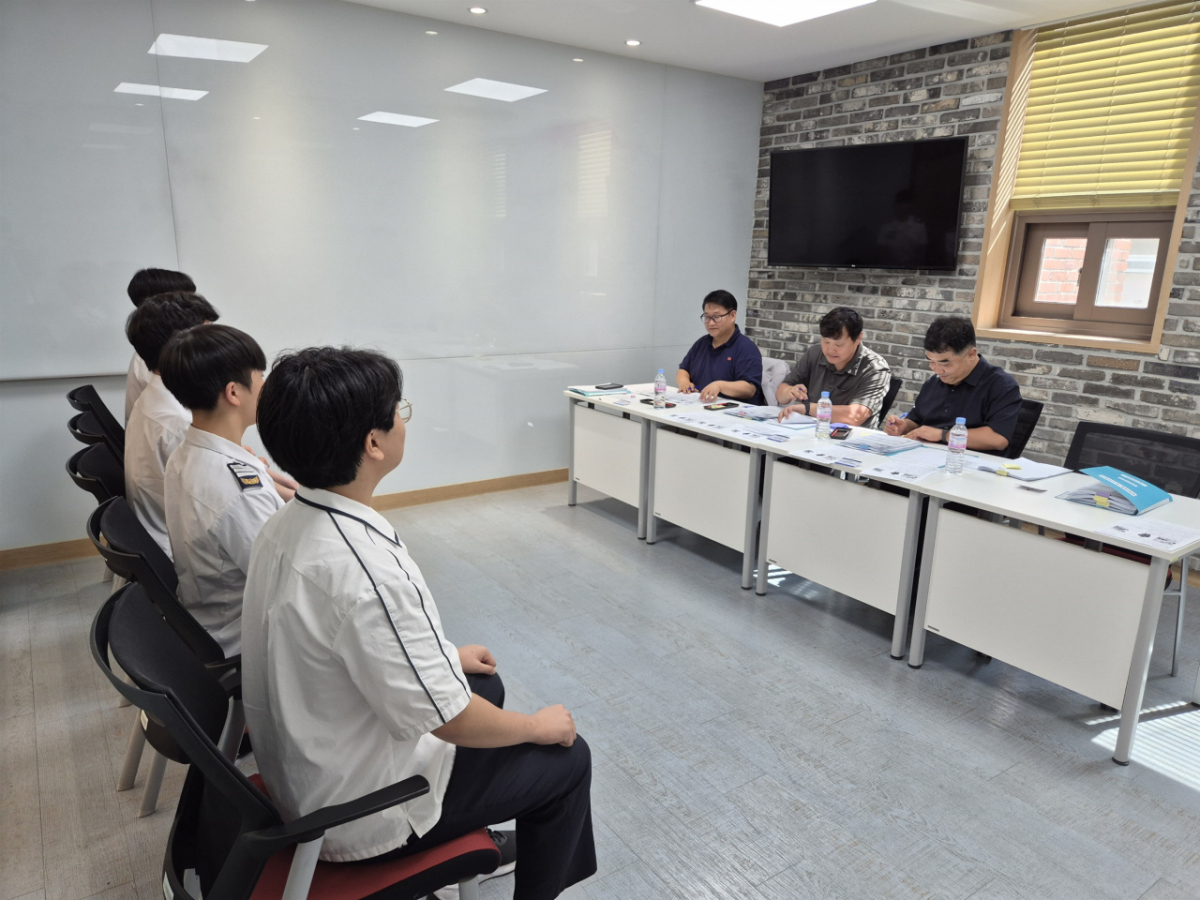 기업 채용 담당자들과 모의면접를 하고 있는 대구·경북 지역 고교생들./사진제공=대구대
