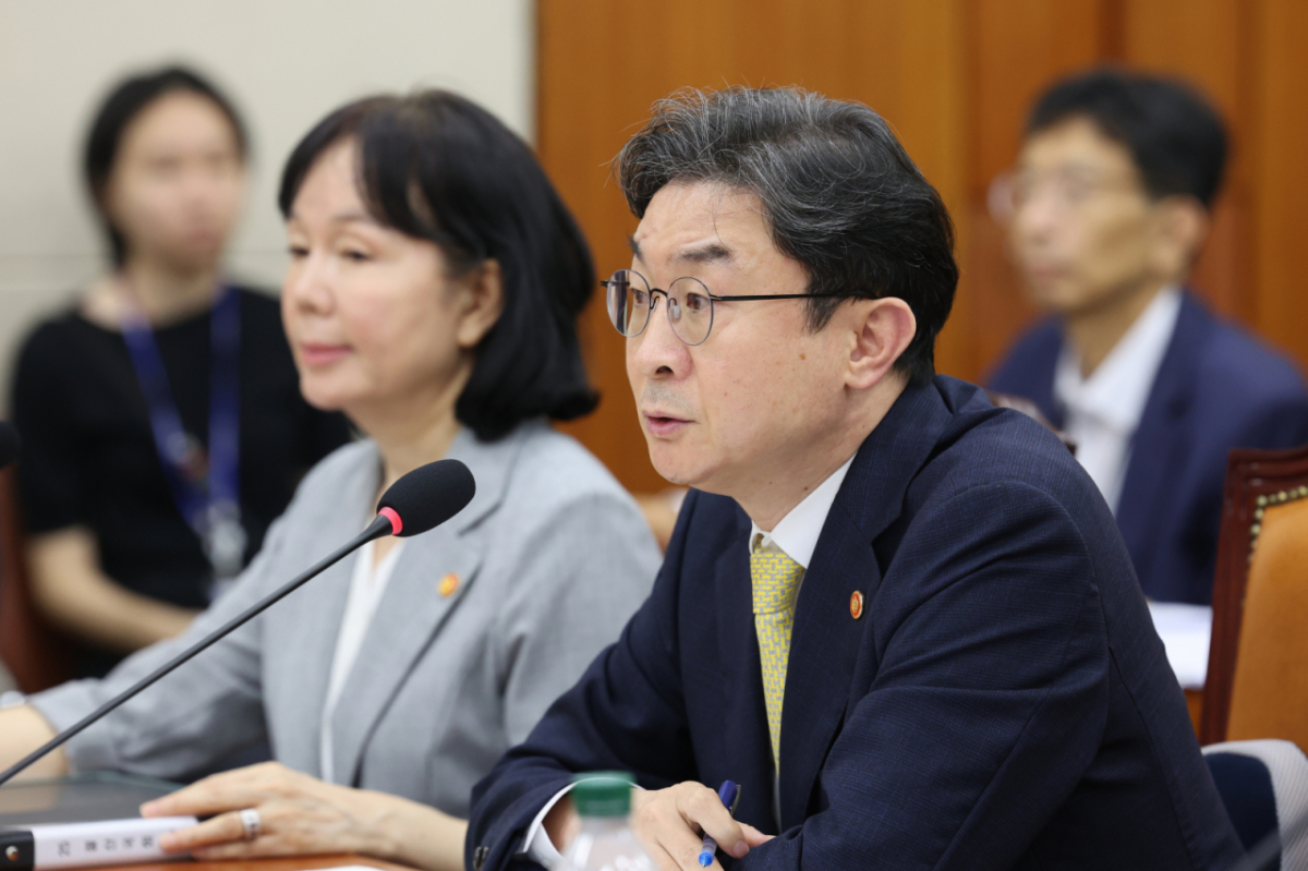 이억원 금융위원장이 24일 오후 서울 여의도 국회에서 열린 정무위원회 전체회의에서 의원 질의에 답하고 있다. 2026.8.24/뉴스1