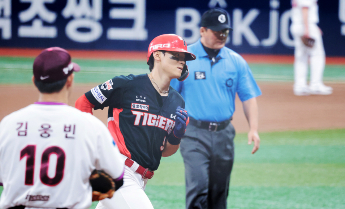 기아 3번타자 김도영이 23일 고척스카이돔에서 열린 2026KBO리그 키움히어로즈와 KIA타이거즈 경기 3회초 1사 후 전준표를 상대로 중월 솔로홈런을 터트리고 홈인하고 있다. 시즌 38호홈런이다. 2026.08.23. /사진=강영조 cameratalks@