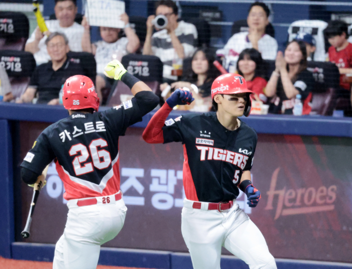 기아 3번타자 김도영이 23일 고척스카이돔에서 열린 2026KBO리그 키움히어로즈와 KIA타이거즈 경기 3회초 1사 후 전준표를 상대로 중월 솔로홈런을 터트리고 홈인하고 있다. 시즌 38호홈런이다. 2026.08.23. /사진=강영조 cameratalks@