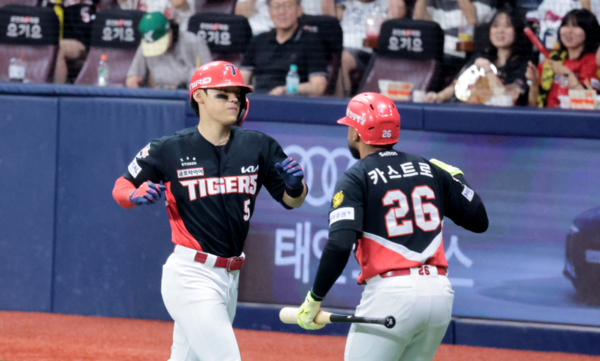 기아 3번타자 김도영이 23일 고척스카이돔에서 열린 2026KBO리그 키움히어로즈와 KIA타이거즈 경기 3회초 1사 후 전준표를 상대로 중월 솔로홈런을 터트리고 홈인하고 있다. 시즌 38호홈런이다. 2026.08.23. /사진=강영조 cameratalks@