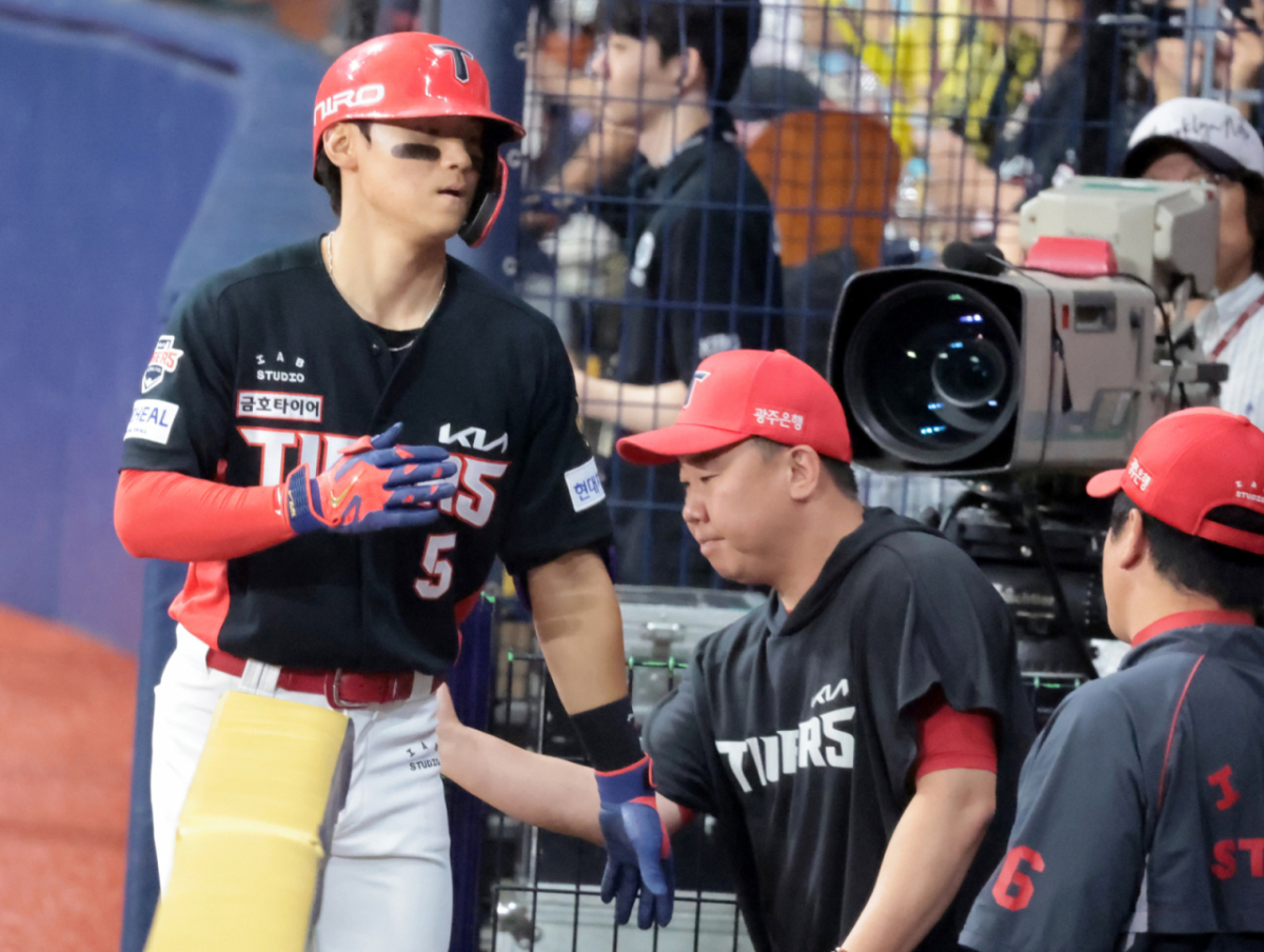 기아 3번타자 김도영이 23일 고척스카이돔에서 열린 2026KBO리그 키움히어로즈와 KIA타이거즈 경기 3회초 1사 후 전준표를 상대로 중월 솔로홈런을 터트리고 홈인하고 있다. 이범호 감독이 축하하고 있다. 시즌 38호홈런이다. 2026.08.23. /사진=강영조 cameratalks@