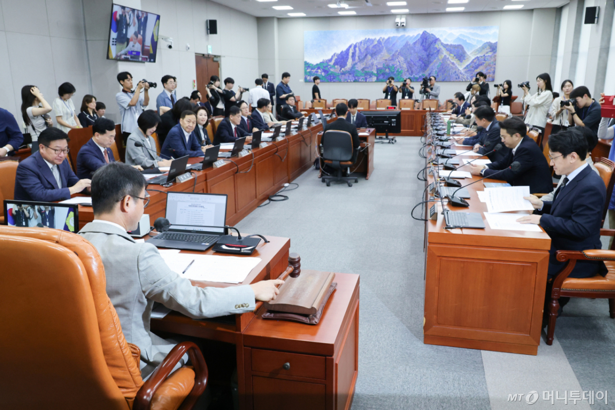 (서울=뉴스1) 신웅수 기자 = 한병도 위원장이 24일 서울 여의도 국회에서 열린 국회운영위원회 전체회의에서 안건을 의결하고 있다. 2026.8.24/뉴스1 Copyright © 뉴스1. All rights reserved. 무단 전재 및 재배포, AI학습 이용 금지. /사진=(서울=뉴스1) 신웅수 기자