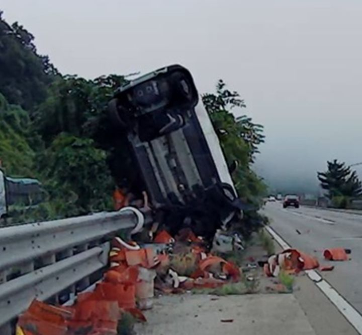 교육에 참석하기 위해 이동하던 현직 소방관이 고속도로에서 발생한 차량 전복사고를 목격하고 20대 운전자를 신속하게 구조했다. 사고 현장 사진./사진=뉴시스(양주소방서 제공)