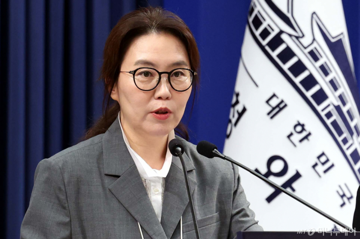 [서울=뉴시스] 조성봉 기자 = 강유정 수석대변인이 24일 청와대 춘추관에서 '최길수 변호사 특별감찰관 후보 지명' 관련 브리핑을 하고 있다. 2026.08.24. suncho21@newsis.com /사진=조성봉