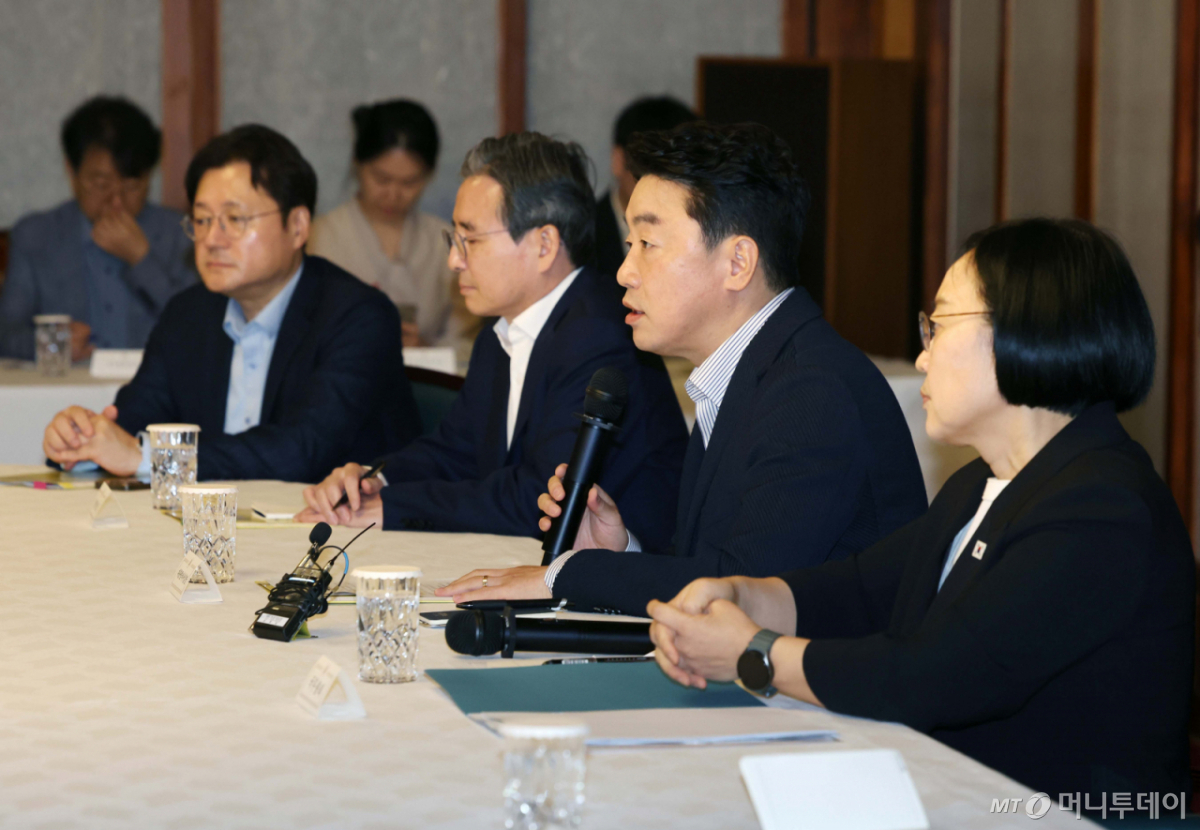 [서울=뉴시스] 최동준 기자 = 강훈식 대통령비서실장이 23일 서울 종로구 총리공관에서 열린 고위당정협의회에서 인사말을 하고 있다.(공동취재) 2026.08.23. photocdj@newsis.com /사진=