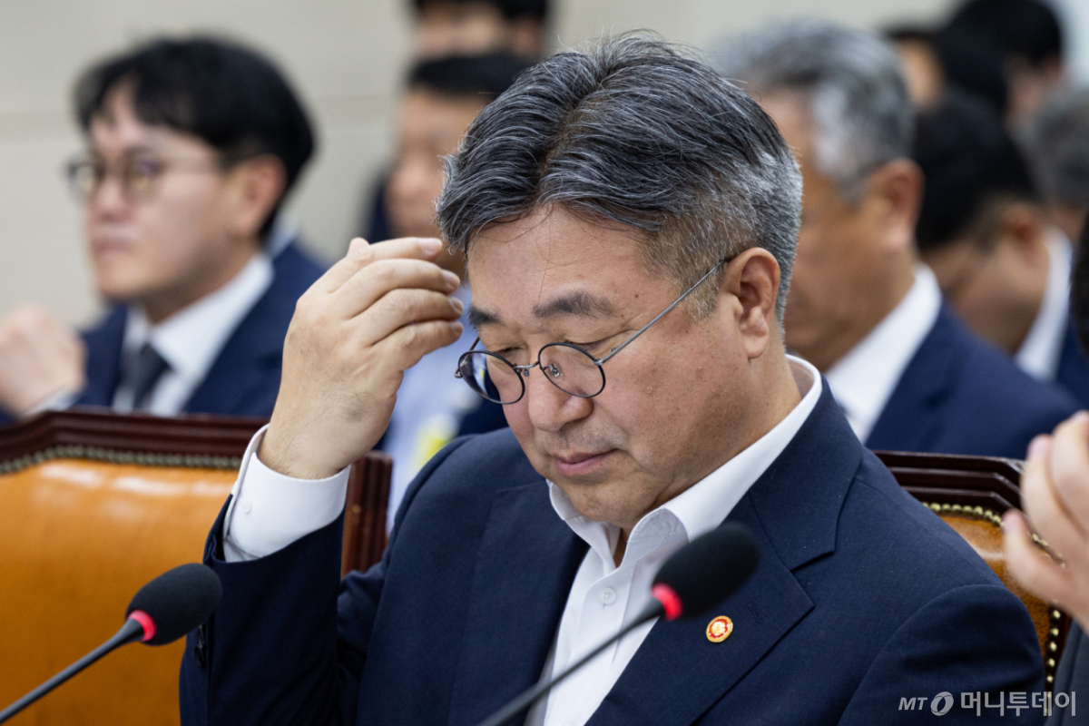 (서울=뉴스1) 유승관 기자 = 윤호중 행정안전부 장관이 24일 서울 여의도 국회에서 열린 제438회 국회(임시회) 행정안전위원회 제1차 전체회의에 출석해 자료를 살피고 있다. 2026.8.24/뉴스1 Copyright © 뉴스1. All rights reserved. 무단 전재 및 재배포, AI학습 이용 금지. /사진=(서울=뉴스1) 유승관 기자