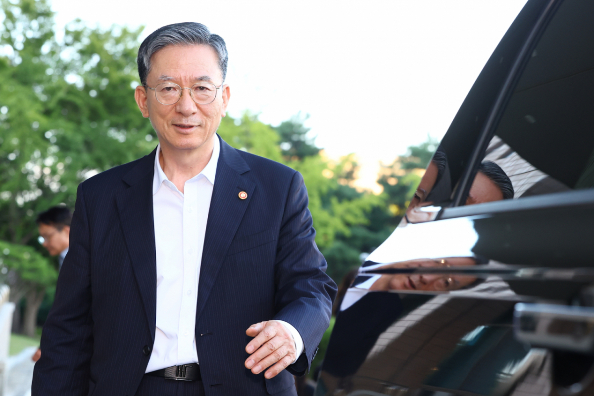 정성호 법무부 장관이 24일 오후 경기 과천시 법무부 청사를 나서고 있다. 이재명 대통령은 이날 정 장관의 사직서를 수리했다. /사진=뉴시스