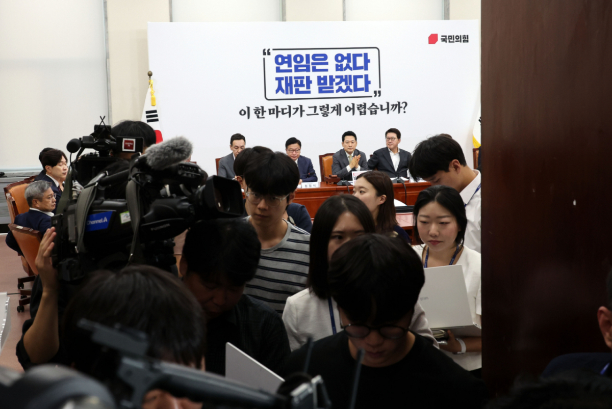 24일 여의도 국회에서 열린 최고위원회의가 비공개 전환되고 있다. /사진=뉴시스