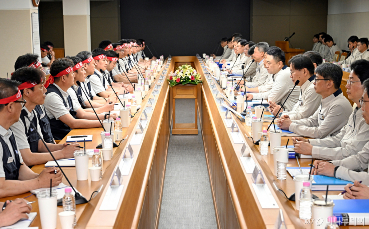 (울산=뉴스1) 조민주 기자 = 현대자동차 노사 관계자들이 6일 현대차 울산공장 본관 동행룸에서 2026년 임금협상 상견례를 하고 있다. (현대차 제공. 재판매 및 DB 금지) 2026.5.6/뉴스1 Copyright © 뉴스1. All rights reserved. 무단 전재 및 재배포, AI학습 이용 금지. /사진=(울산=뉴스1) 조민주 기자