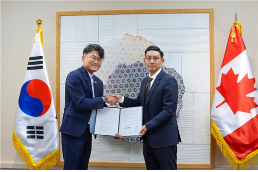 지난 15일(현지시간) 김신일 올센병원 의무원장과 전우주 캐나다 오타와 한인회장이 오타와 현지에서 교민 의료복지 증진과 의료지원체계 구축을 위한 업무협약을 체결한 뒤 기념촬영을 하고 있다. /사진 제공=올센병원