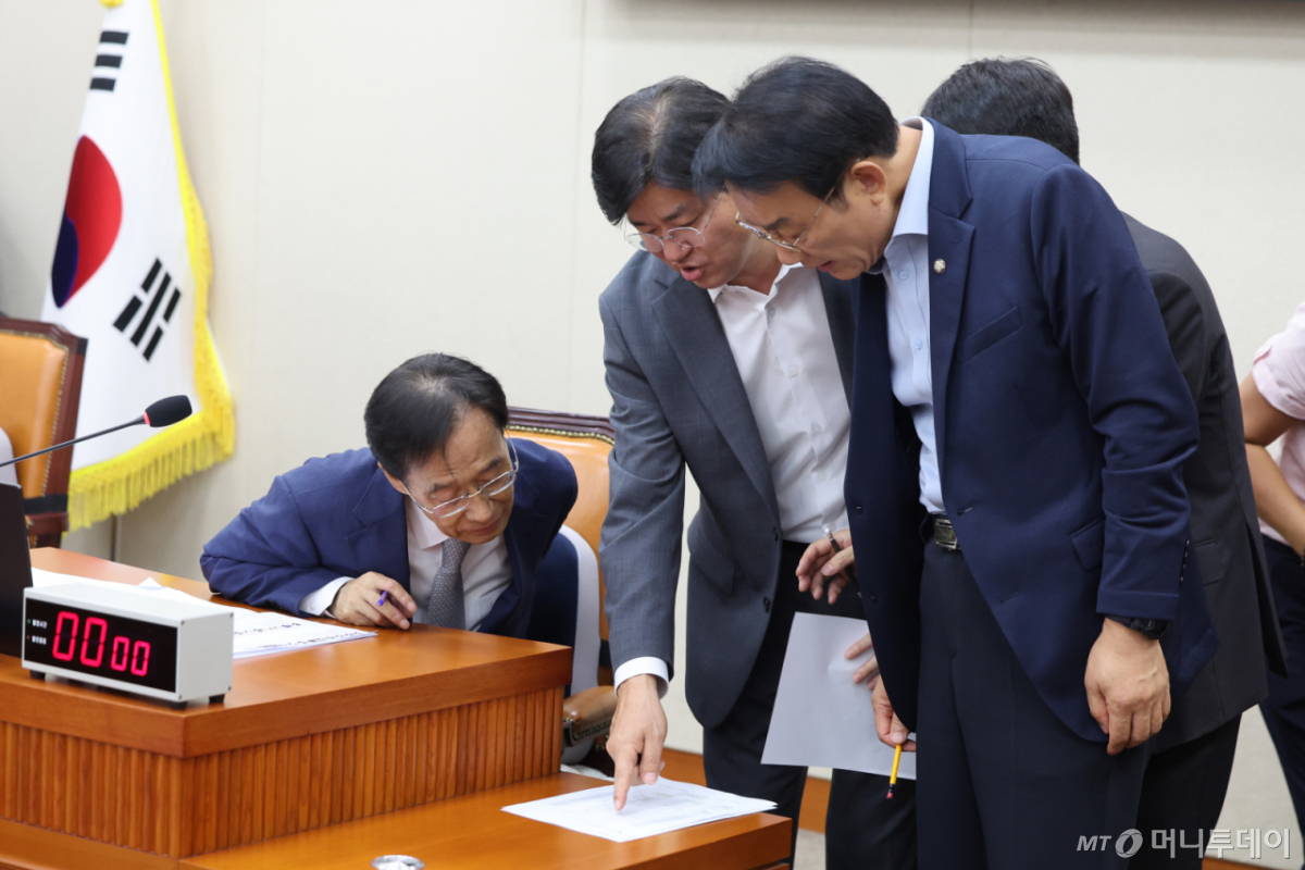 (서울=뉴스1) 황기선 기자 = 유동수 정무위원장이 24일 오후 서울 여의도 국회에서 열린 정무위원회 전체회의에서 박상혁 더불어민주당 간사, 서일준 국민의힘 간사와 대화를 나누고 있다. 2026.8.24/뉴스1 Copyright © 뉴스1. All rights reserved. 무단 전재 및 재배포, AI학습 이용 금지. /사진=(서울=뉴스1) 황기선 기자