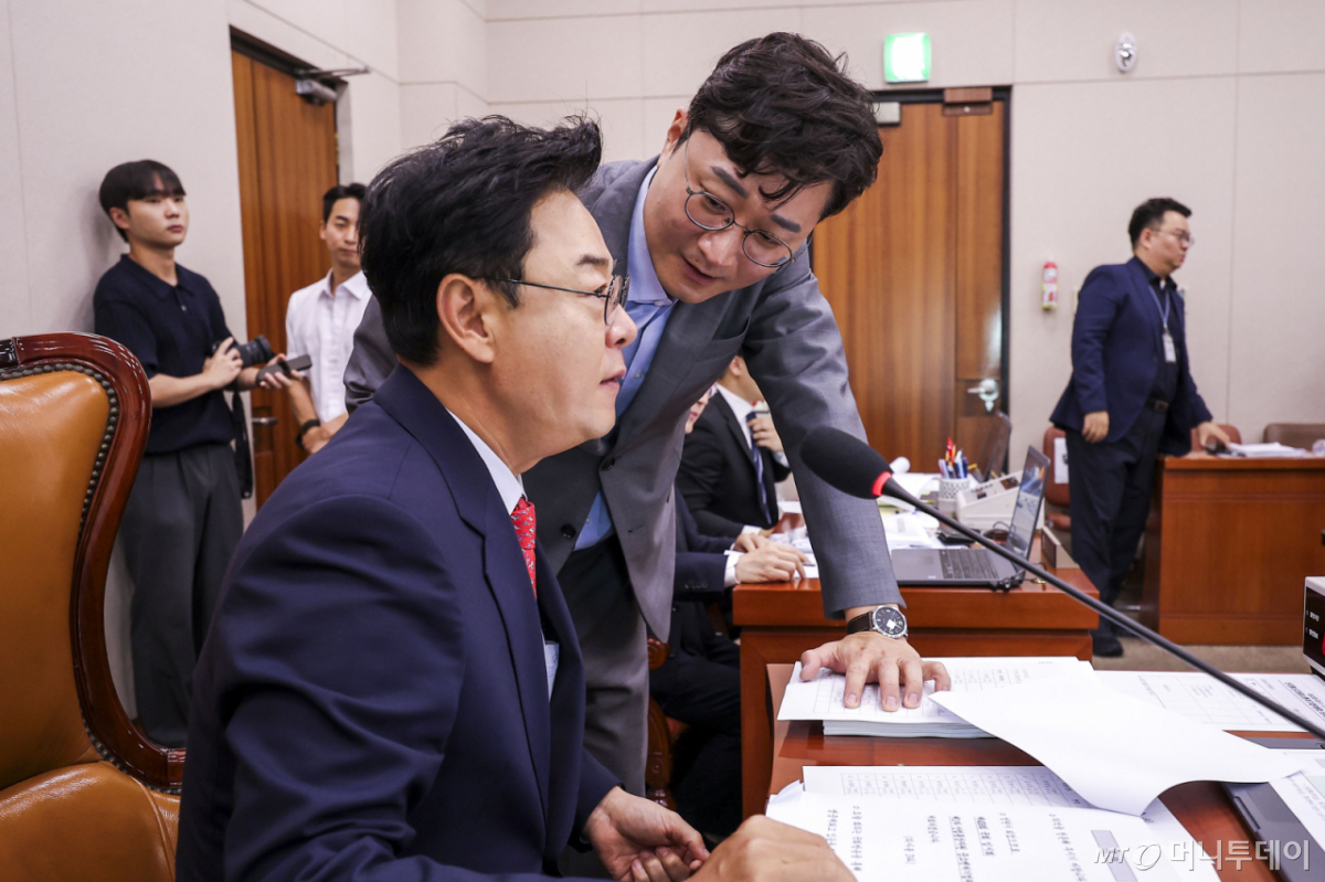 [서울=뉴시스] 정병혁 기자 = 김성원 국회 산업통상자원중소벤처기업위원장과 장철민 여당 간사가 12일 서울 여의도 국회에서 열린 산업통상자원중소벤처기업위원회 전체회의에서 대화를 나누고 있다. 2026.08.12. jhope@newsis.com /사진=정병혁