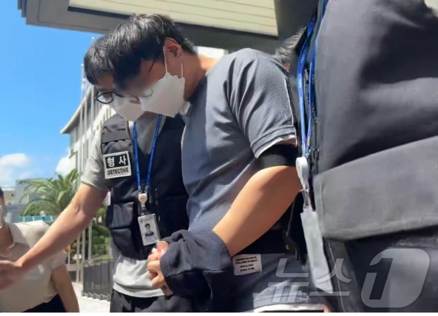 장미란씨 실종 사건을 허위 종결한 혐의로 긴급체포된 부경장이 24일 제주지방법원에서 체포적부심 심사를 받고 나오고 있다./사진=뉴스1