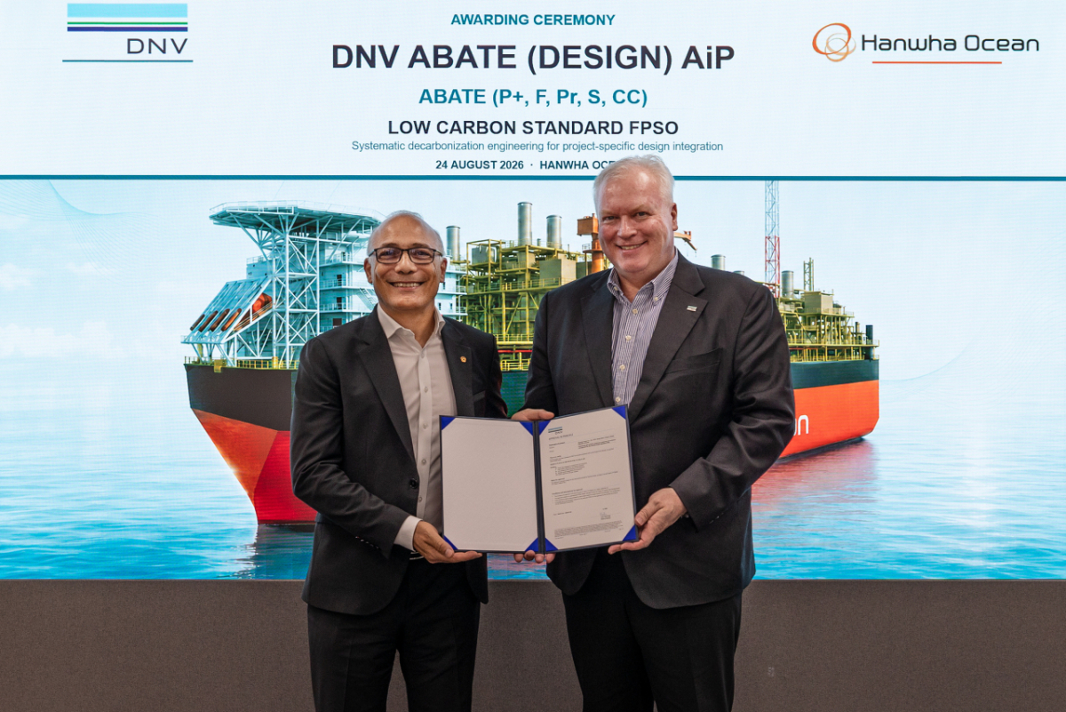 필립 레비 한화오션 EPU(Energy Plant Unit)사장(왼쪽), 비달 돌로넨 DNV 한국·일본 지사 대표이사가 AIP 수여식을 진행하고 있다/사진제공=한화오션