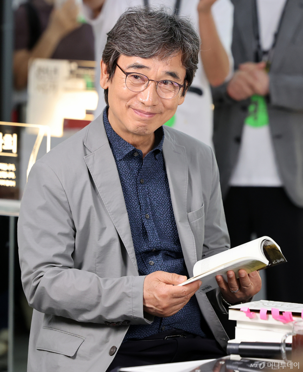(서울=뉴스1) 김진환 기자 = 유시민 작가가 25일 서울 강남구 코엑스에서 열린 서울국제도서전 ‘돌베개·평산책방’ 부스에서 문재인 전 대통령, 탁현민 전 청와대 의전비서관과 북토크 중 책을 읽고 있다. 2026.6.25/뉴스1 Copyright © 뉴스1. All rights reserved. 무단 전재 및 재배포, AI학습 이용 금지. /사진=(서울=뉴스1) 김진환 기자