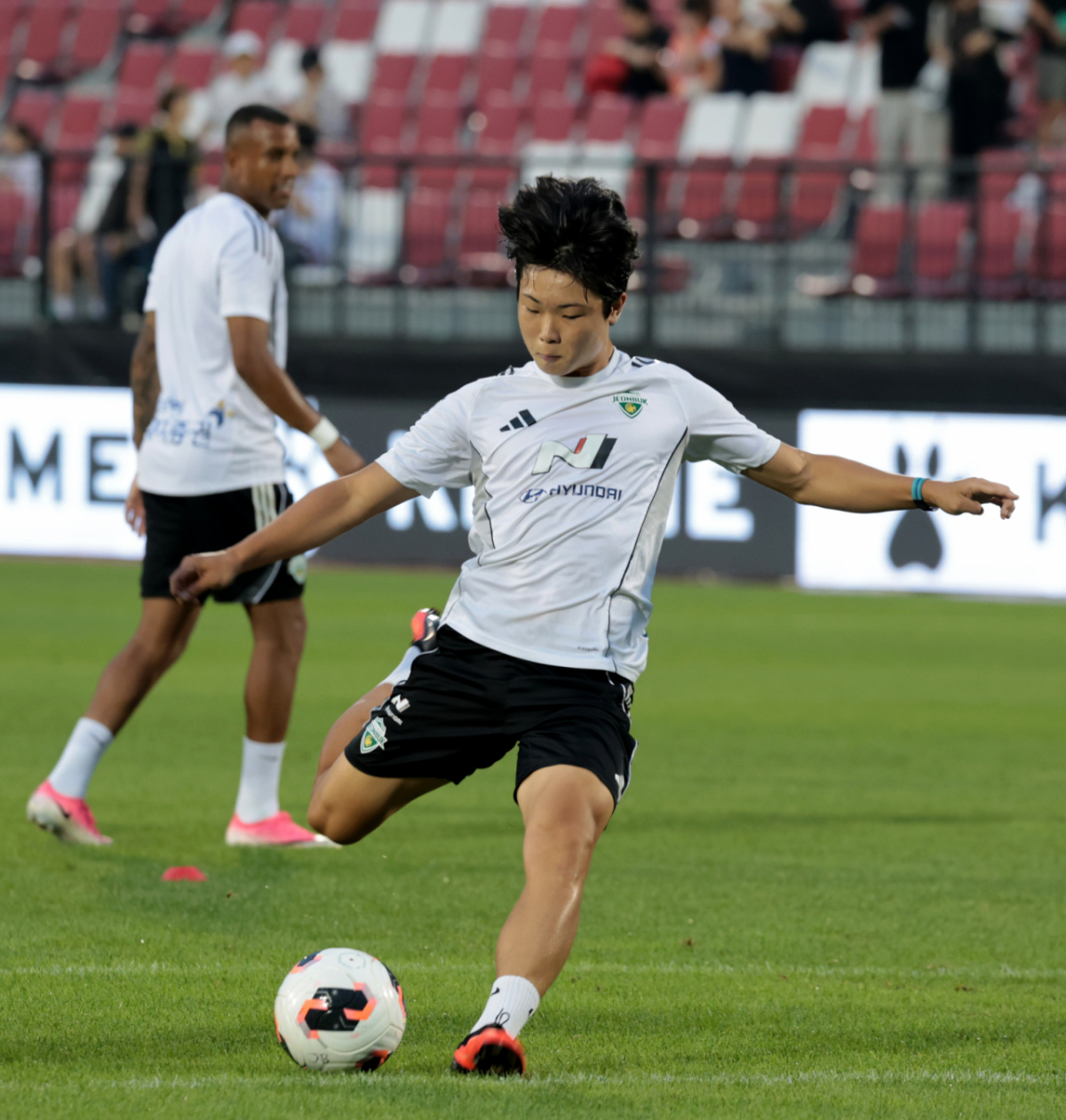 전북 영건 김예건이 16일 부천종합운동장에서 열리는 하나은행 K리그 2026 부천FC1995와 전북현대 경기를 앞두고 이승우와 함께 몸을 풀고있다. 2026.08.16. /사진=강영조 cameratalks@