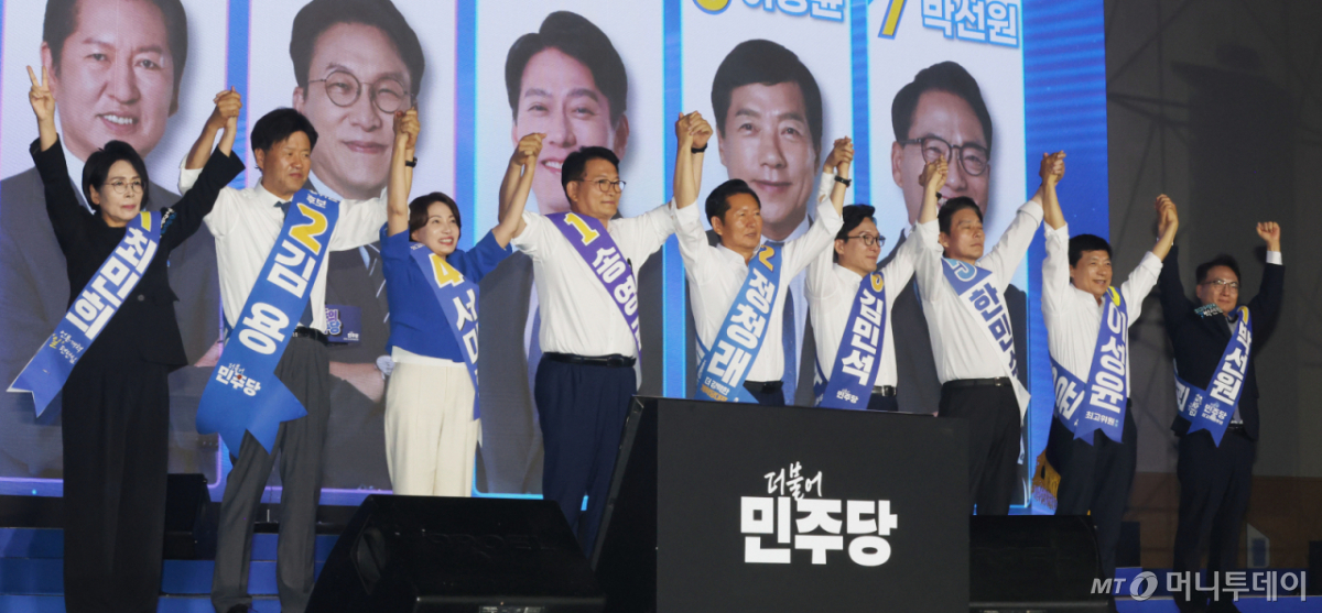 (대전=뉴스1) 황기선 기자 = 송영길(왼쪽 네 번째부터), 정청래, 김민석 더불어민주당 당대표 후보와 최민희, 김용, 서미화, 한민수, 이성윤, 박선원 최고위원 후보가 17일 대전시 유성구 대전컨벤션센터(DCC) 제2전시장에서 '더불어민주당, 제3차 정기전국당원대회'에서 손을 맞잡고 있다. (공동취재) 2026.8.17/뉴스1 Copyright © 뉴스1. All rights reserved. 무단 전재 및 재배포, AI학습 이용 금지. /사진=(대전=뉴스1) 황기선 기자