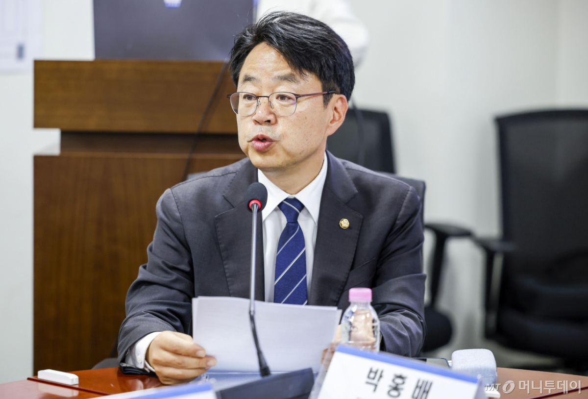 박홍배 더불어민주당 의원이 17일 서울 여의도 국회 의원회관에서 열린 국민연금 지배구조 개혁 방안 토론회에서 발언하고 있다./사진=뉴시스