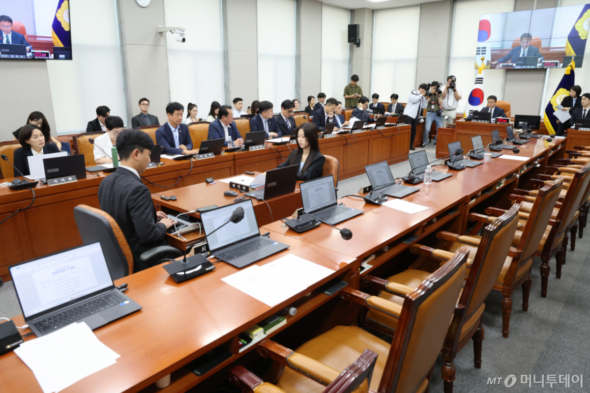 (서울=뉴스1) 황기선 기자 = 한병도 국회 운영위원장이 29일 오전 서울 여의도 국회에서 열린 운영위원회 전체회의에서 의사봉을 두드리고 있다. 이날 국민의힘 의원들은 최장 330일이 걸리는 신속처리안건(패스트트랙) 심사 기간을 90일 이상으로 단축하는 내용의 법안 처리 방식에 반발하며 퇴장했다. 2026.7.29/뉴스1 Copyright © 뉴스1. All rights reserved. 무단 전재 및 재배포, AI학습 이용 금지. /사진=(서울=뉴스1) 황기선 기자