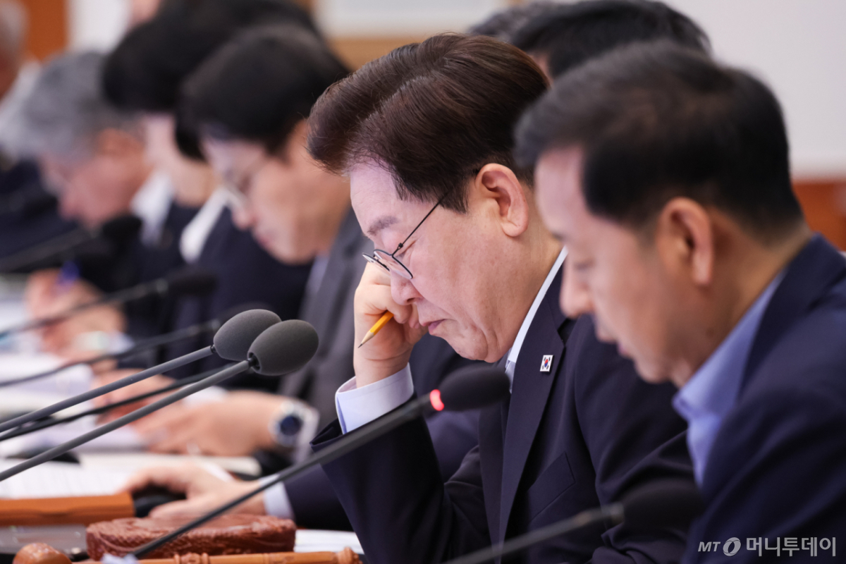 (서울=뉴스1) 허경 기자 = 이재명 대통령이 25일 청와대에서 열린 국무회의에서 자료를 살펴보고 있다. 2026.8.25/뉴스1  Copyright © 뉴스1. All rights reserved. 무단 전재 및 재배포,  AI학습 이용 금지. /사진=(서울=뉴스1) 허경 기자