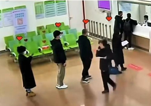 한 임산부에게 자리를 양보한 여성의 행동이 '릴레이 양보'로 이어진 영상이 공개돼 감동을 안겼다. /사진=온라인 커뮤니티 캡처