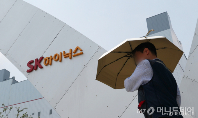 (이천=뉴스1) 김영운 기자 = SK하이닉스 노조가 성과급의 60%를 자사주로 지급하기로 한 2026년 임금·단체협약(임단협) 잠정 합의안을 두고 오는 24~25일 찬반 투표를 실시한다. 1만여 명의 전 조합원이 참여하는 이번 투표에서 과반이 참석, 참석 인원의 과반이 찬성할 경우 합의안은 최종 가결된다. 사진은 24일 경기 이천시 SK하이닉스 본사의 모습. 2026.8.24/뉴스1 Copyright © 뉴스1. All rights reserved. 무단 전재 및 재배포, AI학습 이용 금지. /사진=(이천=뉴스1) 김영운 기자