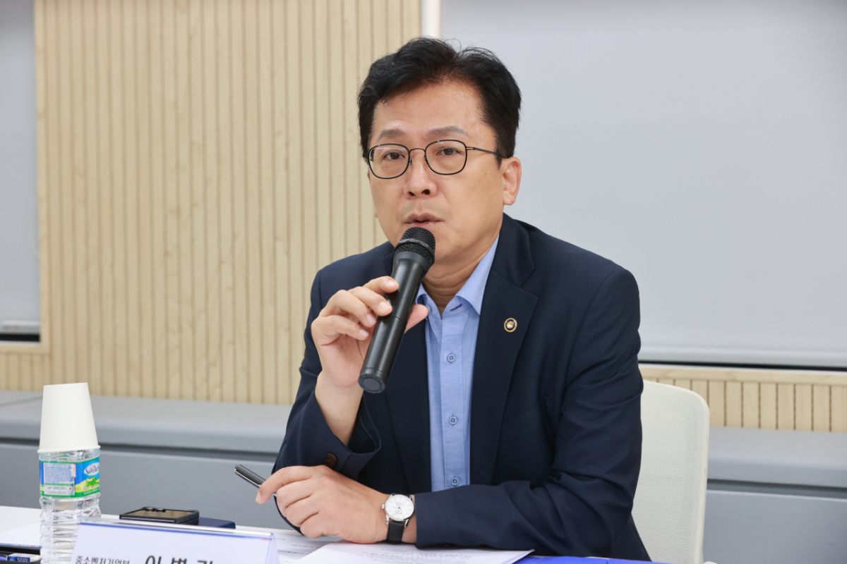 이병권 중소벤처기업부 제2차관이 25일 서울특별시 영등포구 중소벤처기업진흥공단 수도권지원센터에서 열린 ‘홈플러스 협력·입점업체 간담회’에서 인사말을 하고 있다. /사진=중기부 제공.