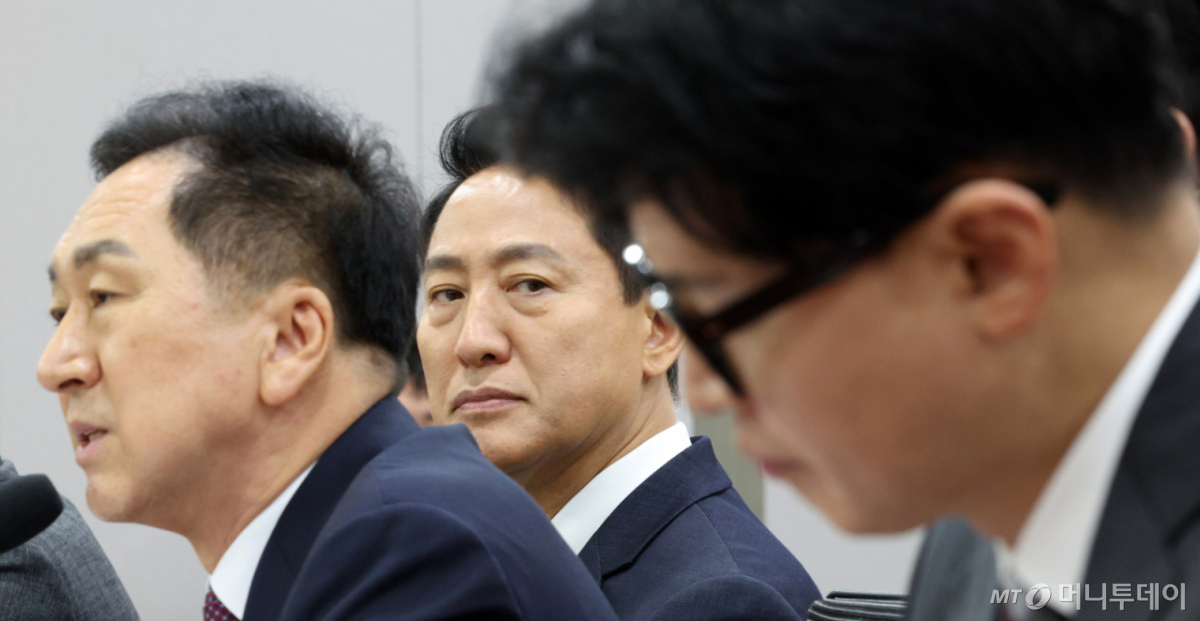 [서울=뉴시스] 고범준 기자 = 오세훈 서울시장이 25일 서울 여의도 국회 의원회관에서 열린 미국의 大전략과 한국의 선택 '제10차 대한민국 미래혁신포럼 세미나'에서 김기현 국민의힘 의원의 발언을 들으며 한동훈 무소속 의원을 바라보고 있다. 2026.08.25. bjko@newsis.com /사진=고범준