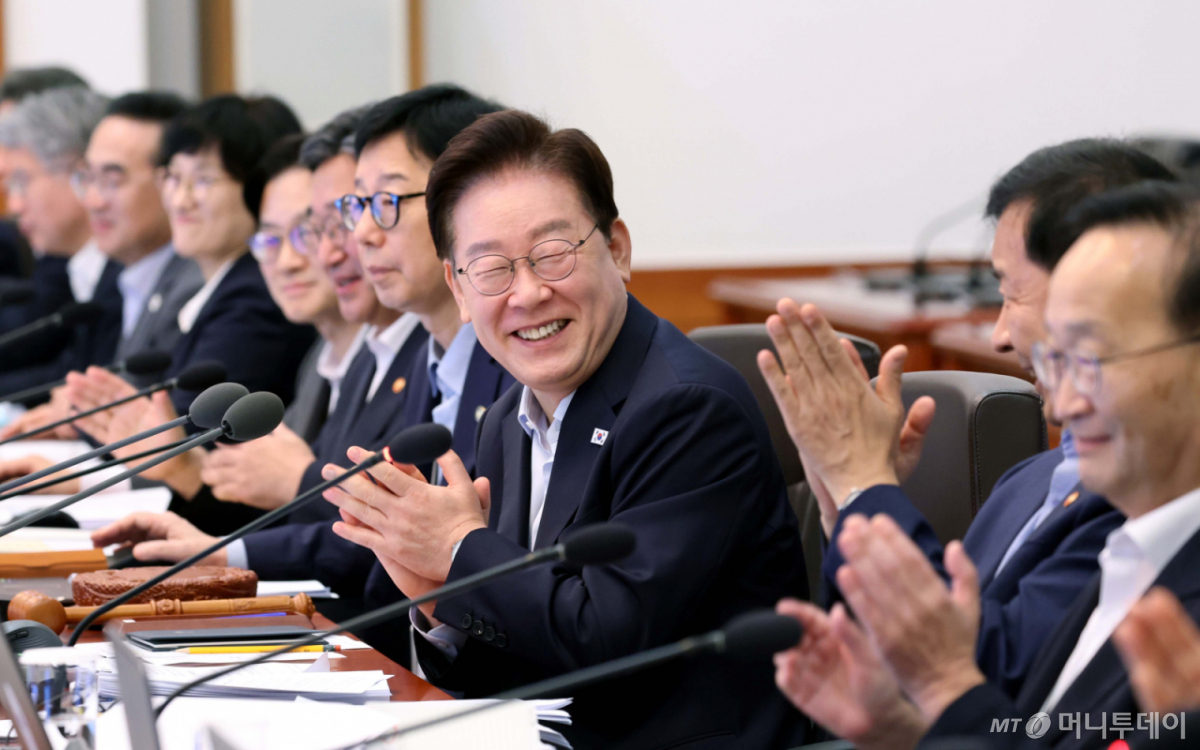 [서울=뉴시스] 김진아 기자 = 이재명 대통령이 25일 청와대에서 열린 제37회 국무회의에서 'KTX·SRT 통합' 관련 박수를 치고 있다. 2026.08.25. bluesoda@newsis.com /사진=