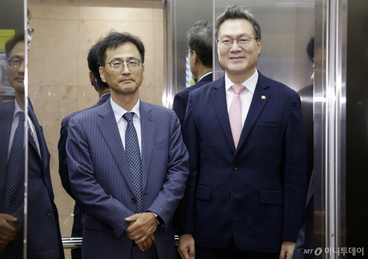 이태한 선거관리위원회 특별검사가 25일 서울 서초구 서울지방변호사회관에서 조순열 서울지방변호사회장을 예방하며 함께 엘리베이터를 타고 있다. /사진=머니투데이 DB