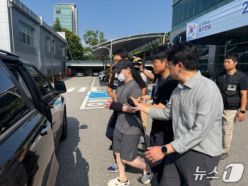 워터파크 캐리비안베이 여자 탈의실에 가발과 마스크 등을 착용하고 들어가 불법 촬영한 혐의로 구속된 20대 남성이 파도풀에서 여성을 추행한 혐의로도 수사를 받는 것으로 파악됐다. /사진=뉴스1