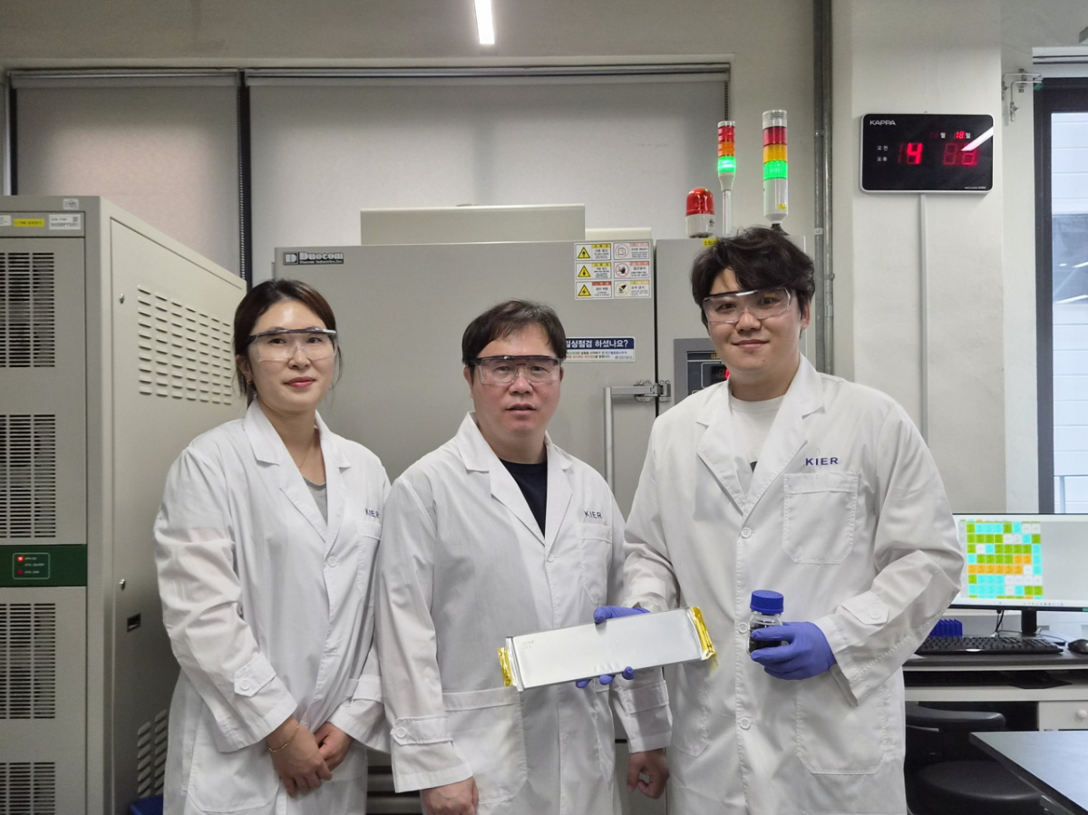 연구를 주도한 한국에너지기술연구원의 송진주 책임연구원, 우중제 센터장, 송정환 학생연구원(왼쪽부터) /사진= 한국에너지기술연구원