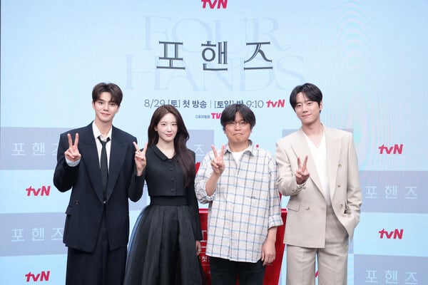 (왼쪽부터) 송강, 장규리, 박현석 감독, 이준영 / 사진=tvN