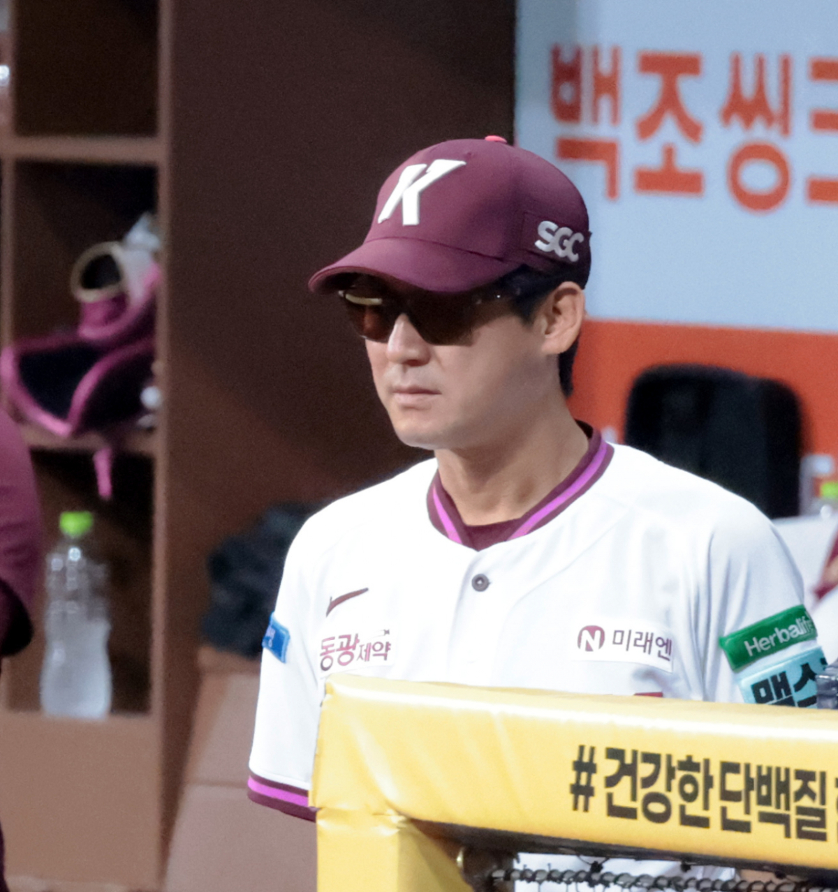 키움 설종진 감독이 23일 고척스카이돔에서 열린 2026KBO리그 키움히어로즈와 KIA타이거즈 경기에서 그라운드를 응시하고 있다. 2026.08.23. /사진=강영조 cameratalks@